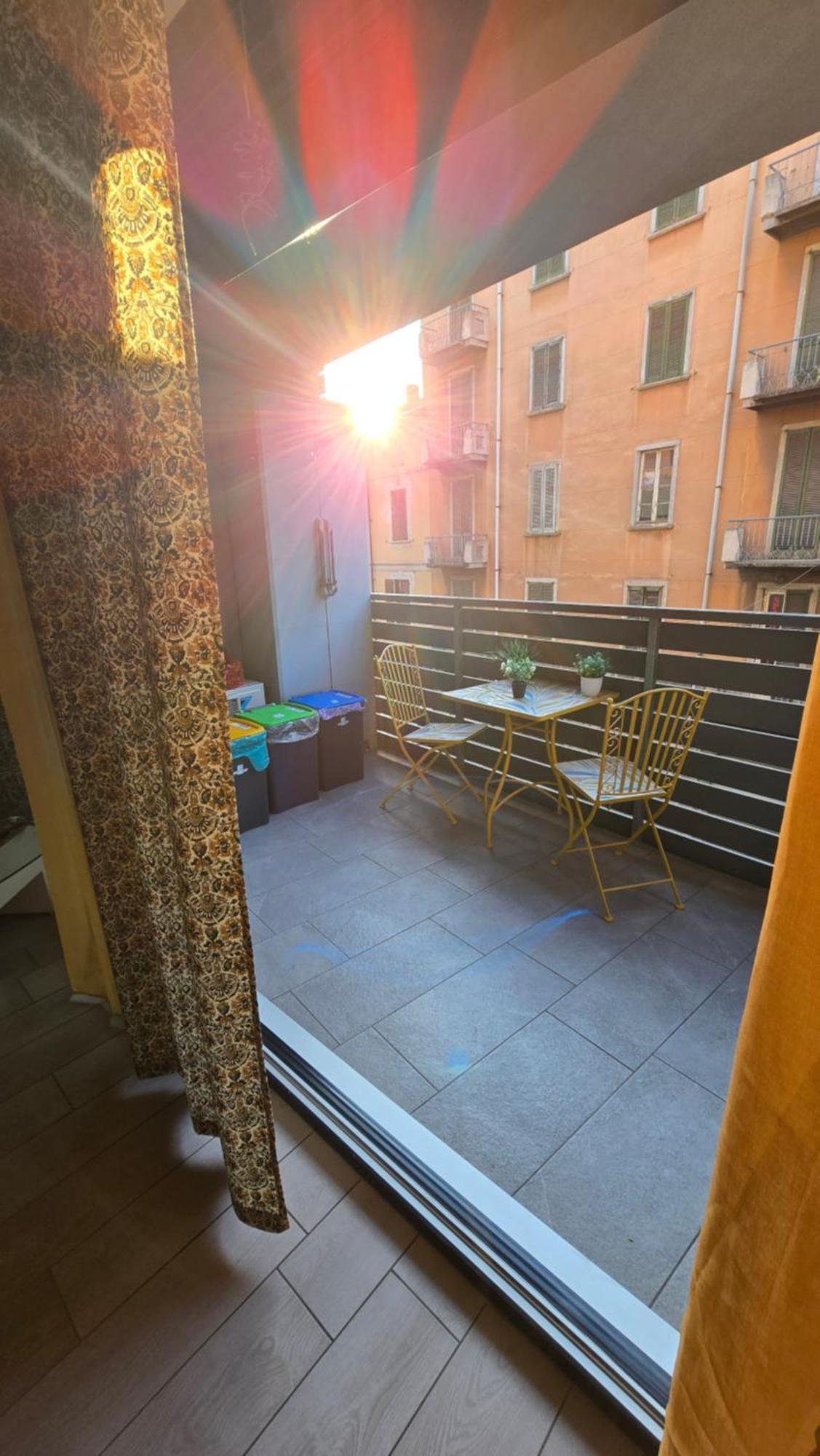 Varese Prime - Large Independent Apartment, Air Conditioning, 2 Bathrooms, 2 Free Covered Parking Spaces, No Restricted Traffic Zone, Train Station 100M, Theatre 150M, Historic City Centre Eksteriør billede